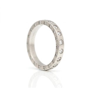 Eternity ring with diamonds on all sides 0863
