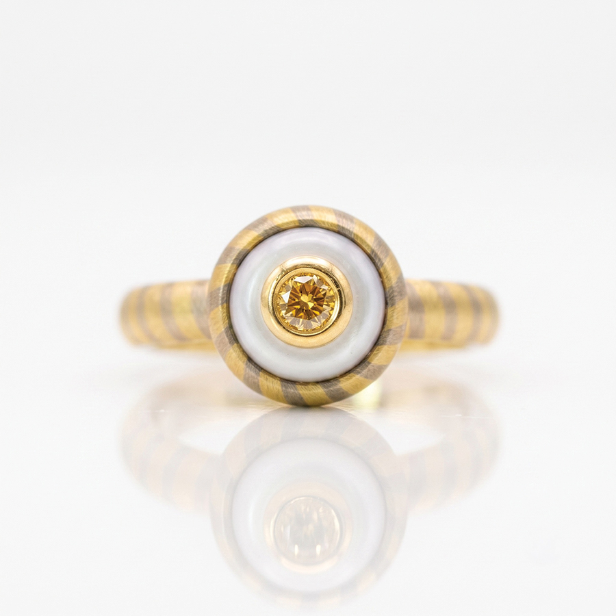Modern diamond and pearl ring 18ct gold