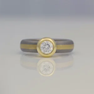 Brilliant cut diamond center stripe 18ct ring