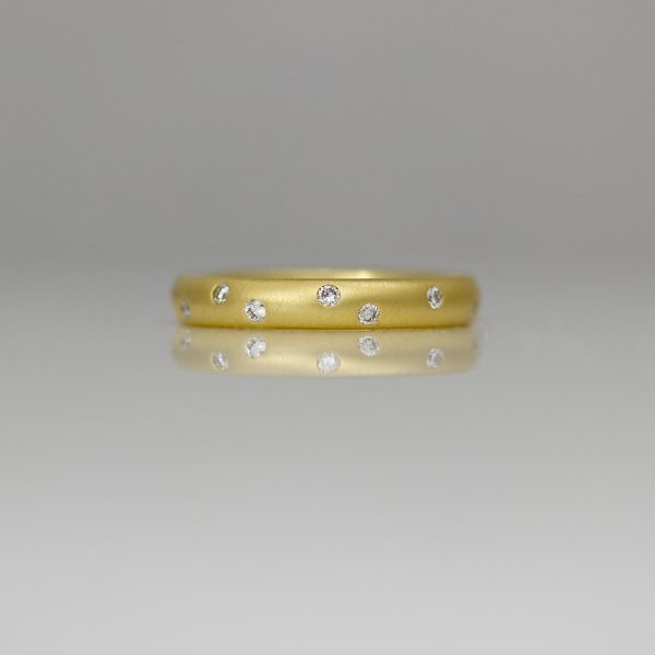 18ct yellow gold ring with random diamonds flush set 0815