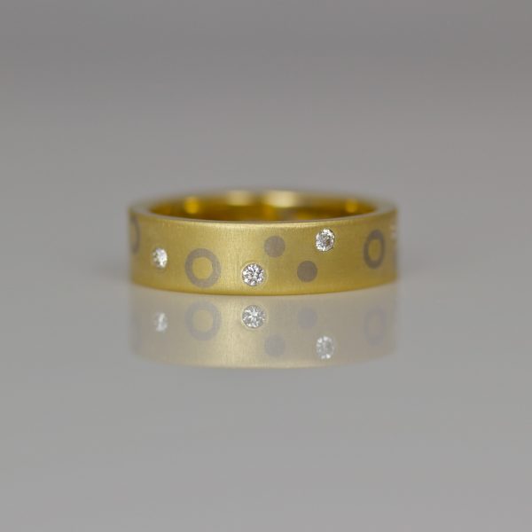 Flat gold ring with dots, circles & diamonds 0935