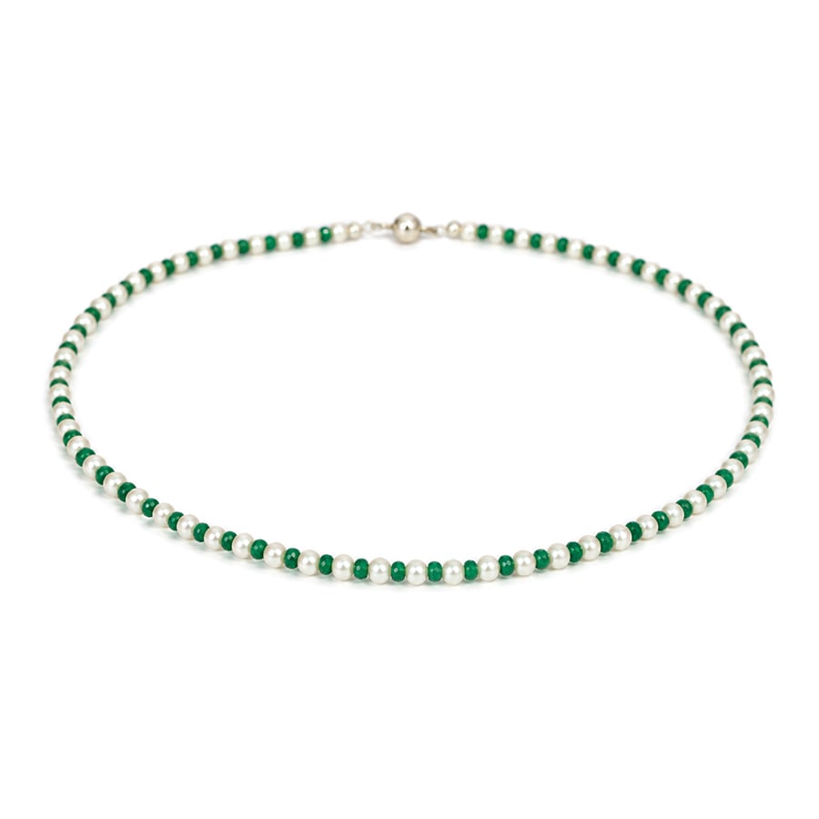 Vibrant green faceted beads alternating white pearl necklace