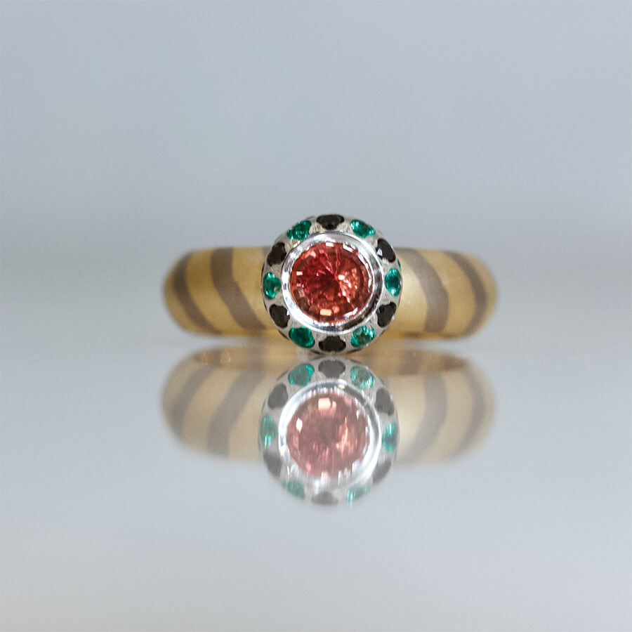 Orange sapphire, black diamond and emerald ring. - Image 5