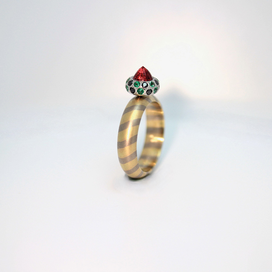 Orange sapphire, black diamond and emerald ring. - Image 4