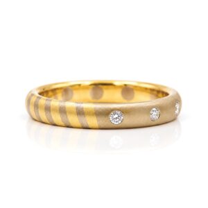 18ct ring with stripes, dots and diamonds 1067