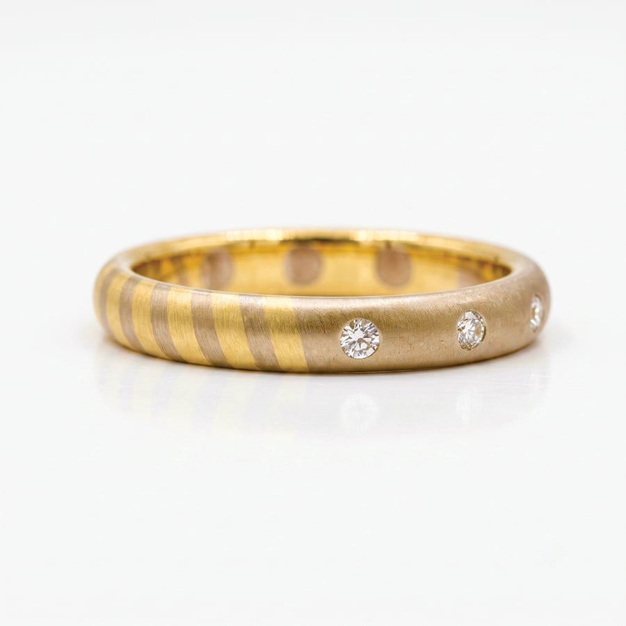 18ct ring with stripes, dots and diamonds 1067