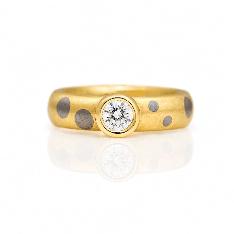Dotty ring wit natural diamond