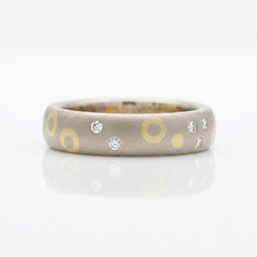 18ct gold ring with dots and circles and flush set diamonds